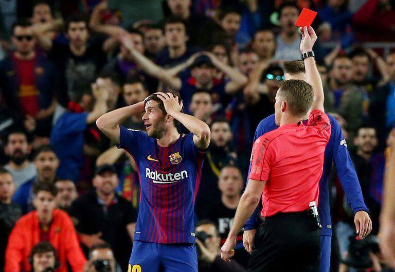 Sergi Roberto dejó al Barcelona con 10.  (Foto: REUTERS/Albert Gea)