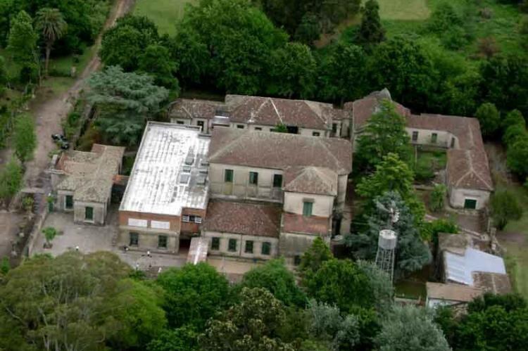 Colegio María Teresa, ubicado en el centro del Parque Pereyra Iraóla (web).