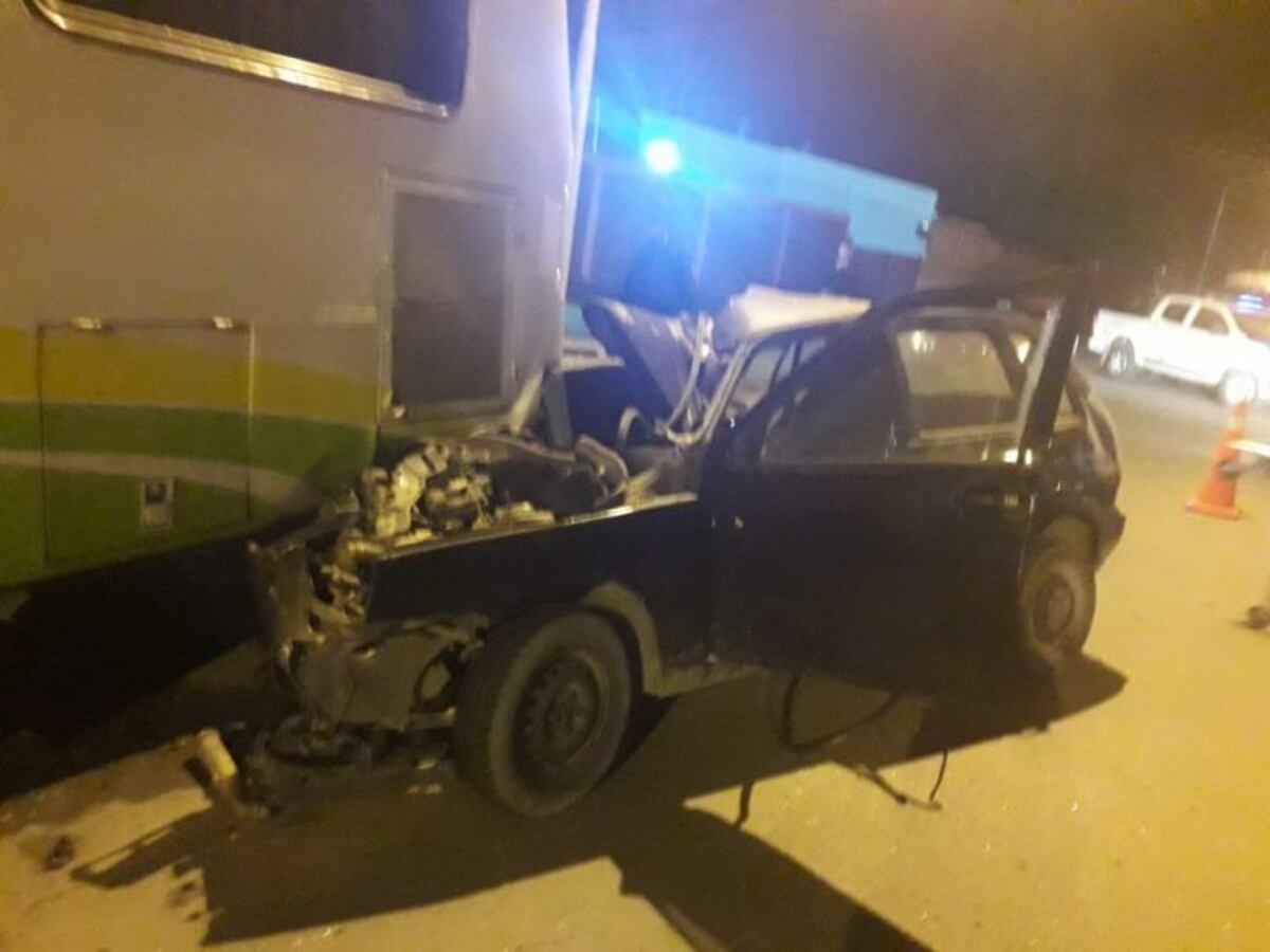Un automovilista perdió el control y se incrustó en una casa rodante