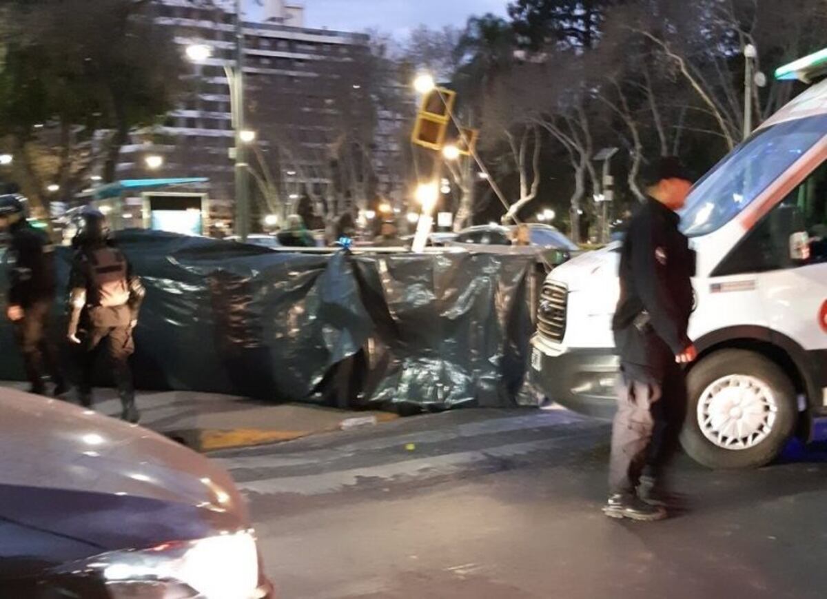 Un andamio cayó en Avenida Pellegrini y dos personas resultaron heridas