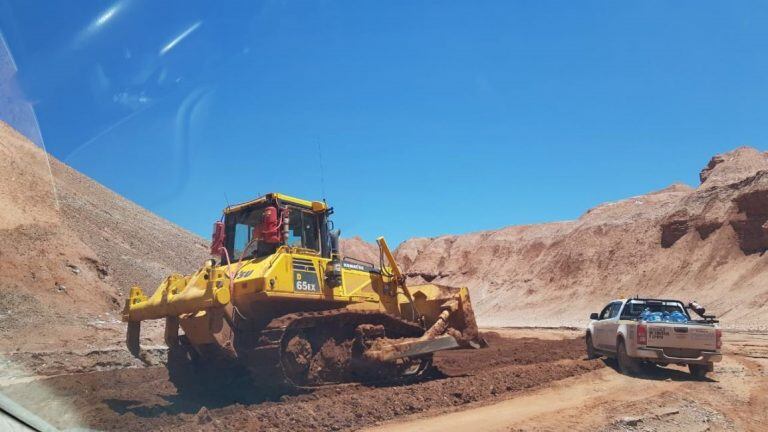 Mineras realizaron trabajos para acondicionar las rutas luego de las lluvias. (FM Profesional)