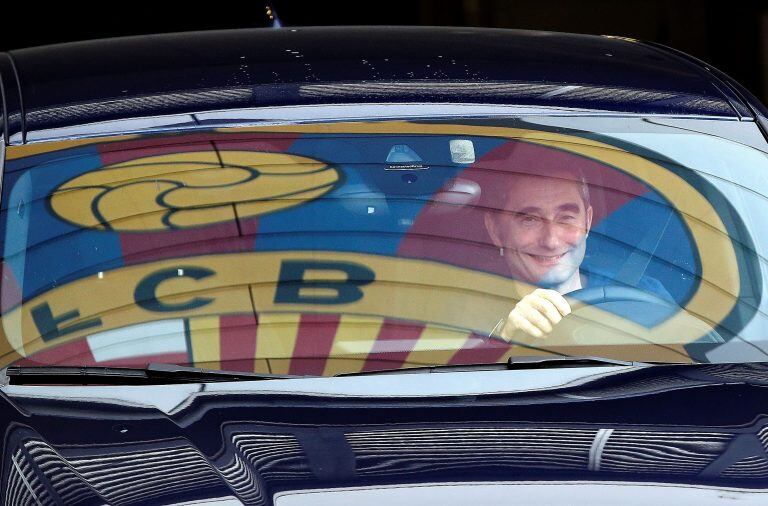 Ernesto Valverde sale de la ciudad deportiva Joan Gamper tras el entrenamiento del equipo. (EFE)