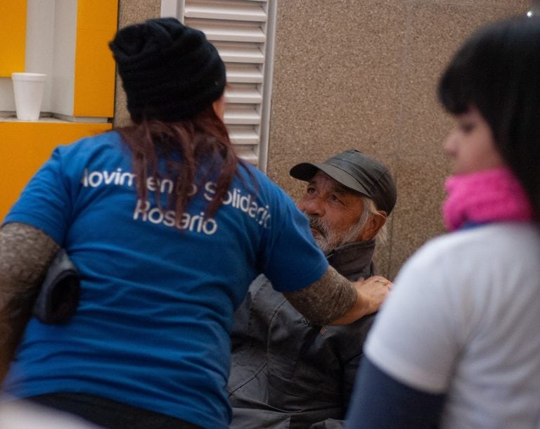 "La Colo", coordinadora del reparto de raciones en la zona de la terminal recoge pedidos puntuales de las personas que pasan la noche entre las dársenas. (Patricio Murphy / Vía Rosario)