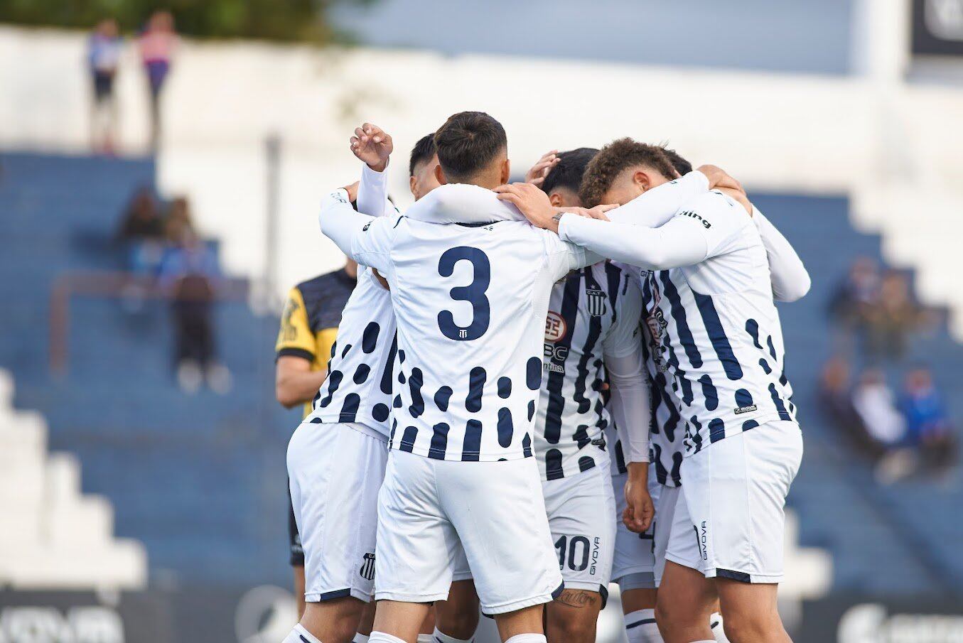 Festejo de uno de los goles de la Reserva de Talleres en La Boutique de barrio Jardín. 