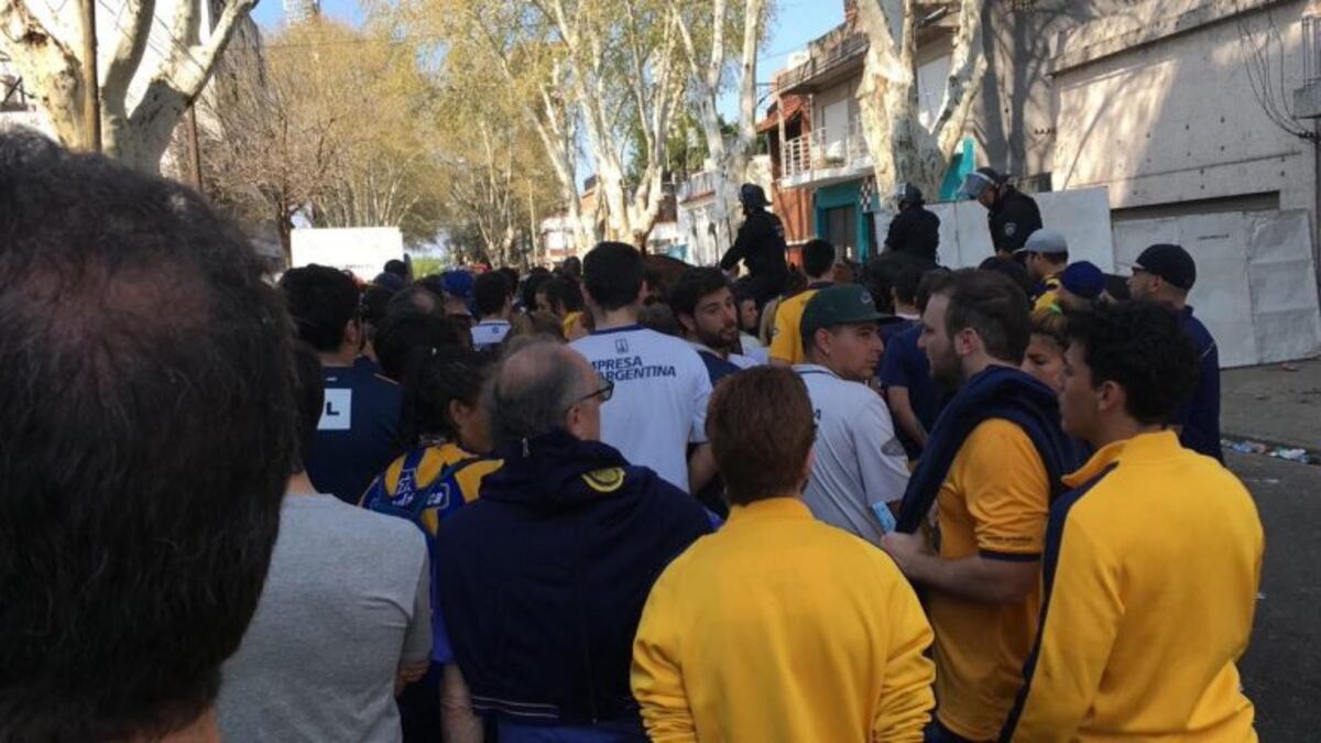 Clásico rosarino: hinchas con entrada se quedaron afuera y hubo incidentes