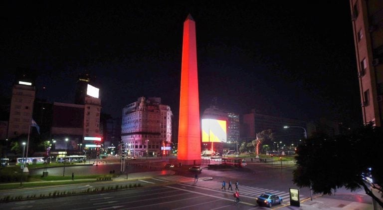 Obelisco iluminado en homenaje a la Cruz Roja.