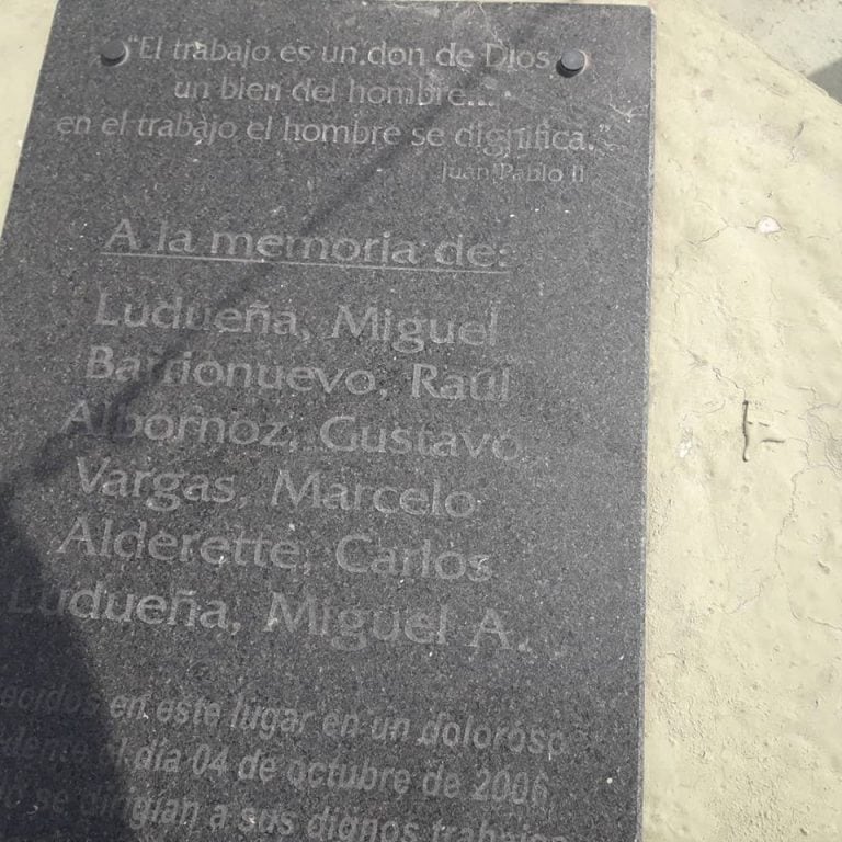 Placa en memoria de los compañeros de Arcor fallecidos en el accidente - Fotos Gentileza Canal 3