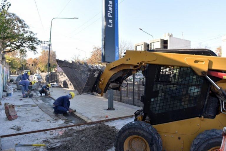 Se retomó el trabajo en la vereda de Avenida 1 (Municipalidad de La Plata)