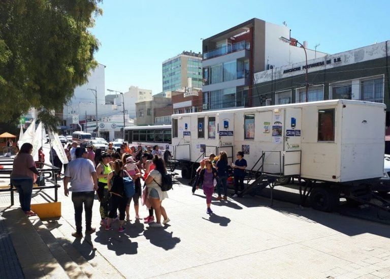 El tráiler de salud estará ubicado en la Plaza de la Escuela N° 83.