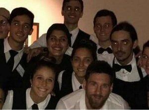 Messi estuvo en una fiesta y nadie quiso quedarse sin su foto.