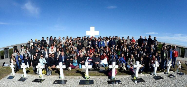 Familiares de 90 soldados argentinos localizados, en el cementerio de Darwin, Islas Malvinas, en la visita realizada el 26 de marzo de 2018.