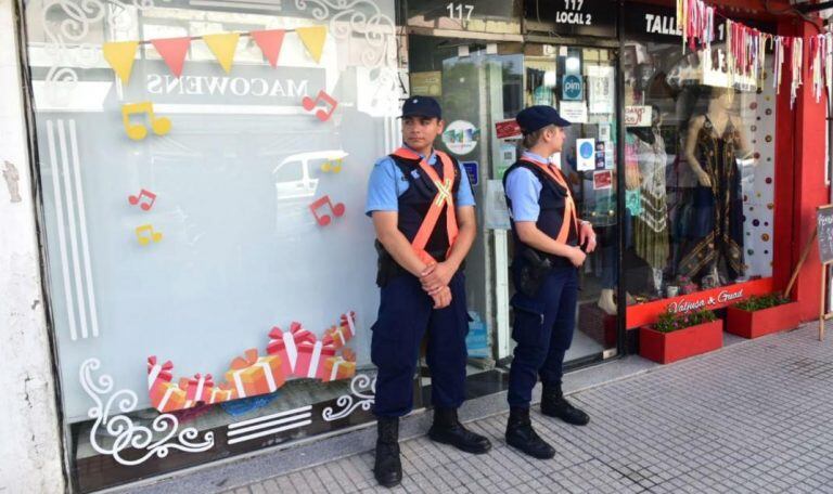 Así fue detenido el agresor de su expareja en VIlla María, luego de que la apuñalara en varias ocasiones en el local donde ella trabaja.