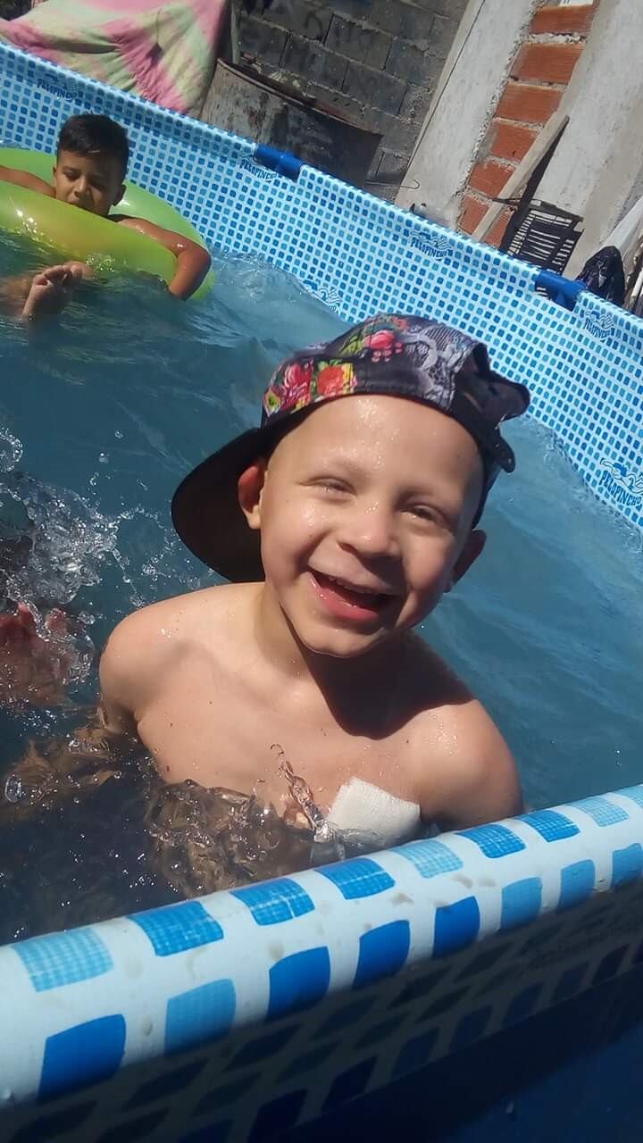 Benicio disfrutando en la pileta en Azul.