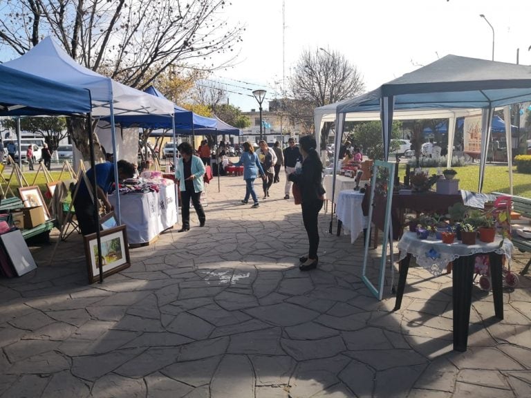 Muestra de emprendimientos que realizan mujeres jujeñas en la plaza central de Perico