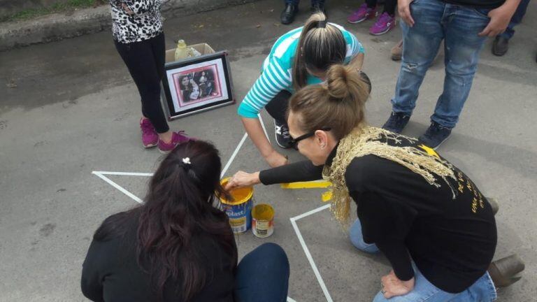 Familiares, allegados y vecinos pintaron una estrella amarrilla en conmemoración de Roxana. Fuente: Época