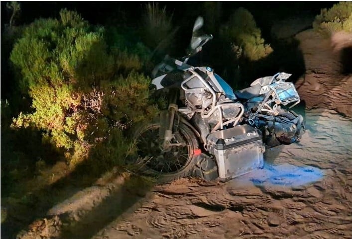 Estado en que quedó la motocicleta del viajero español, tras el accidente que le dejó una pierna fracturada.