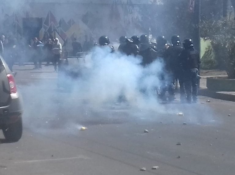 Violento cruce entre la Policía y Luz y Fuerza.