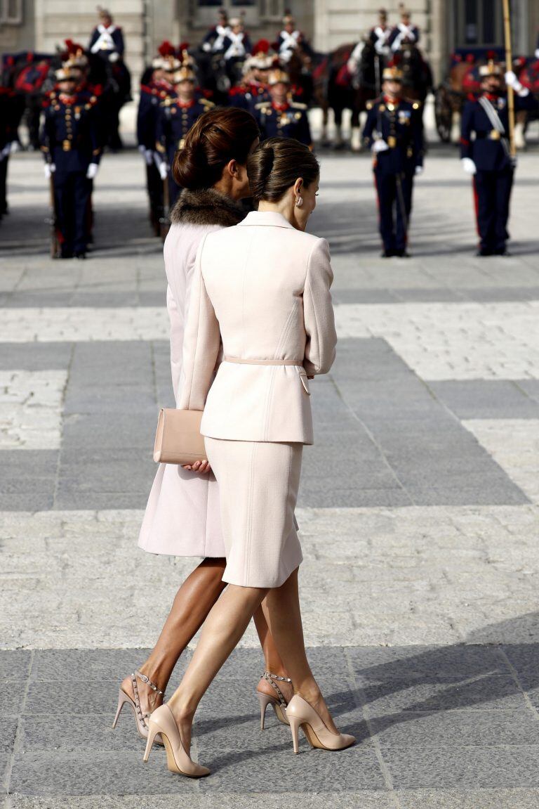 GRA174. MADRID, 22/02/2017.- La Reina Letizia, junto a Juliana Awada (d), esposa del presidente de Argentina, Mauricio Macri, a su llegada hoy al Palacio Real donde ha tenido lugar una solemne ceremonia de bienvenida. EFE/Sergio Barrenechea