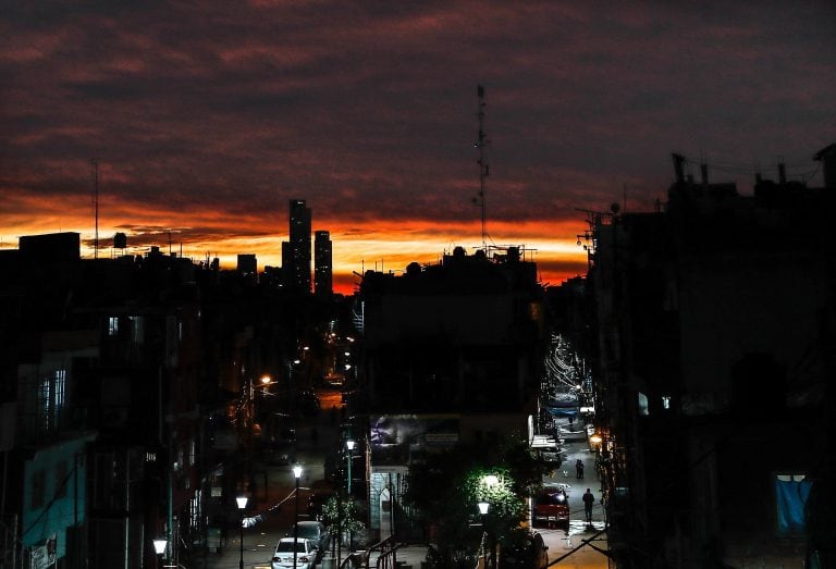 Vista del atardecer este domingo sobre la villa 31, uno de los lugares con mas casos de COVID-19 (EFE/Juan Ignacio Roncoroni)