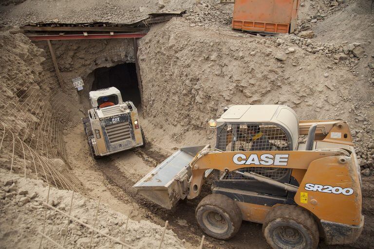 Fotografía cedida este viernes por el Gobierno de Antofagasta que muestra a dos operarios mientras entran con maquinaria para intentar rescatar a tres trabajadores bolivianos atrapados en la mina San José, cerca de la ciudad norteña de Tocopilla (Chile). (Foto: EFE/ Gobierno Antofagasta)