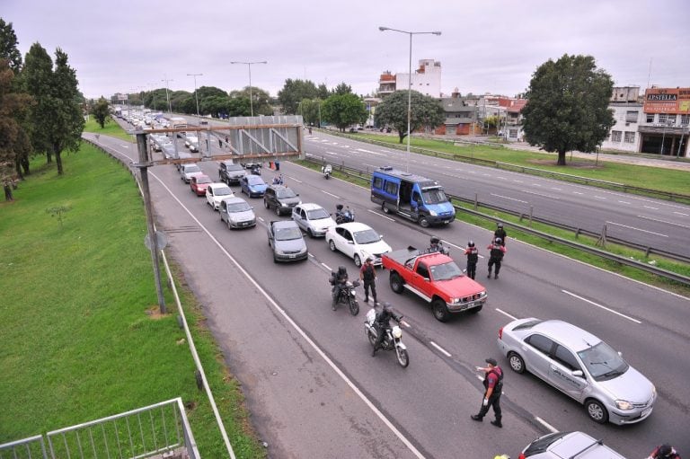 Caos de tránsito en los accesos habilitados a la ciudad de Buenos Aires, en plena cuarentena por el coronavirus. (Clarín)