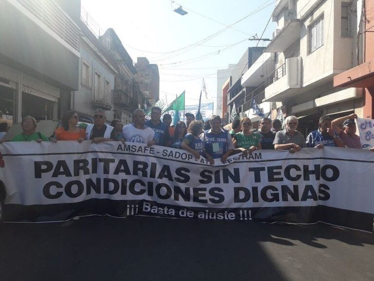 Multitudinaria marcha de trabajadores hacia la Casa Gris