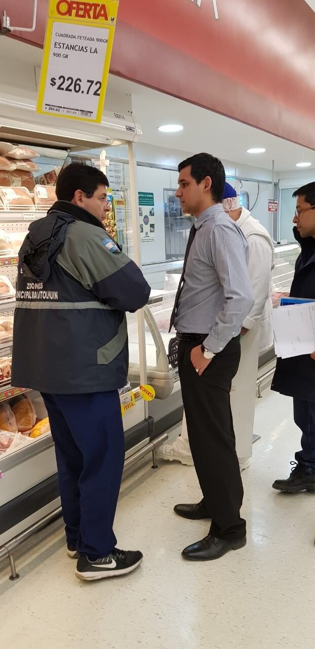 Inspección a un supermercado de Tolhuin.