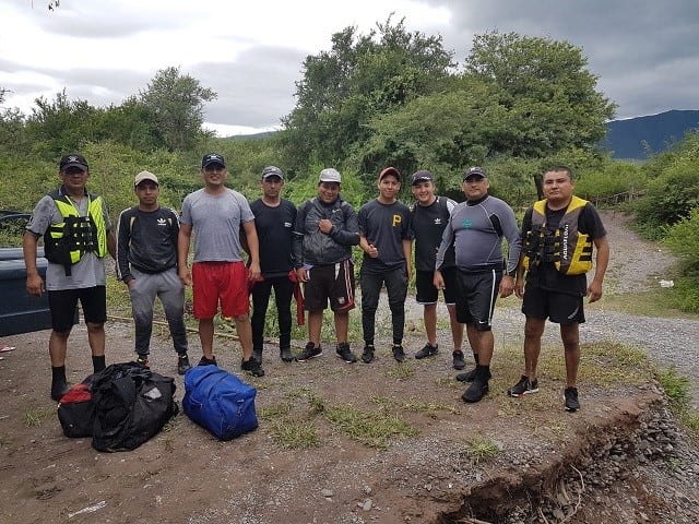 Rescataron a cuatro jóvenes atrapados por la crecida del río Las Garzas. (Policía de Salta)