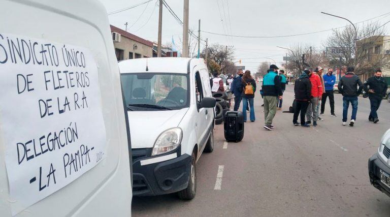 El Sindicato de Fleteros cuenta con el apoyo de otros gremios en la protesta (Vía Santa Rosa)