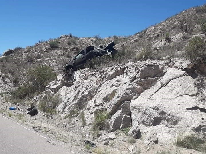 Automovilista perdió el control y terminó sobre el cerro