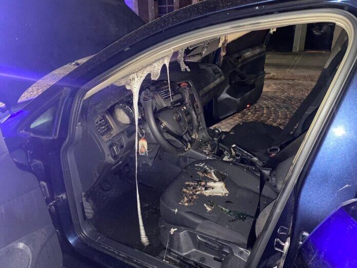 Encontraron quemado el auto que habrían usado los ladrones de la heladería de Ramos Mejía (Foto: dataconurbano.net)