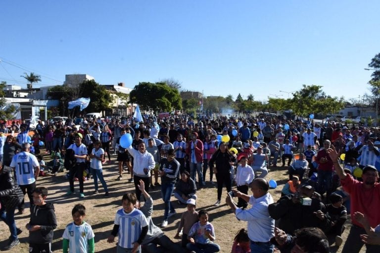 Festejos en las Mil Viviendas por la victoria de Argentina frente a Nigeria.