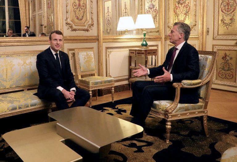 French President Emmanuel Macron reacts with Argentina's President Mauricio Macri during a meeting at the Elysee Palace in Paris, France, January 26, 2018.   REUTERS/Ludovic Marin/Pool