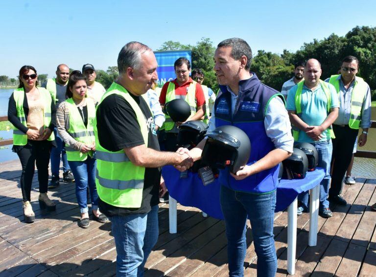 Según la Subsecretaría de Seguridad Vial ya se repartieron más de 5 mil cascos a moto mandados, en distintos puntos de la Provincia.