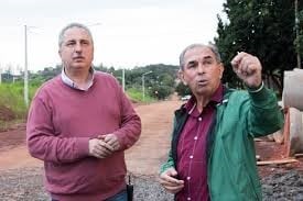 El gobernador Passalacqua y el titular de Vialidad Provincial, Leonardo Stelatto, a quien el mandatario le pidió "100 puentes" y superó la cifra encomendada. (Gobierno)