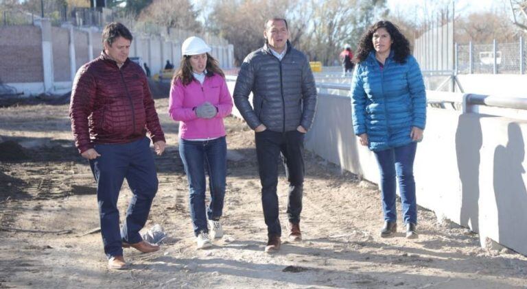 Omar Gutiérrez, durante su visita a la obra en el río Limay (web).