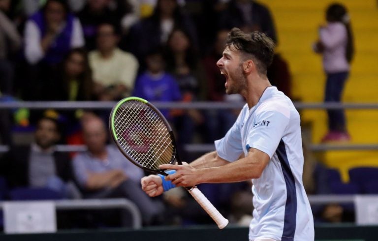 Juan Ignacio Londero de Argentina celebra al vencer a Santiago Giraldo de Colombia este viernes en un partido de la serie entre Colombia y Argentina para la clasificación a la Copa Davis 2020 en el Palacio de los Deportes en Bogotá (Colombia). (Foto: EFE/Mauricio Dueñas Castañeda)