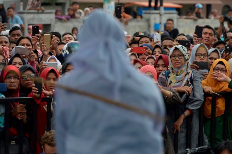 Bastonazos en publico en la provincia del país donde rige ley islámica