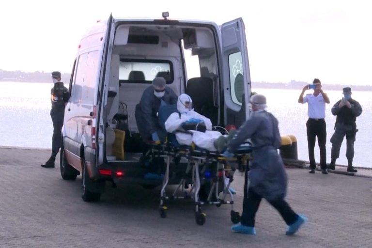 Uno de los pacientes con "riesgo de vida" que descendieron del crucero. (AFP)