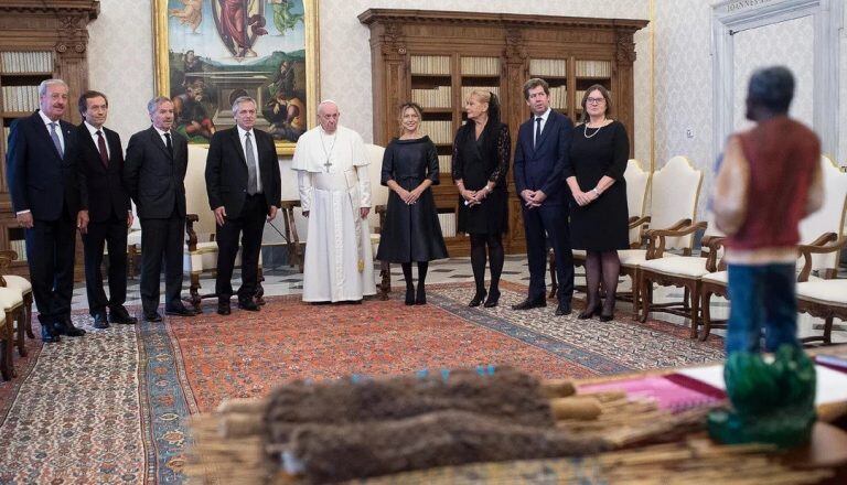 La foto oficial del encuentro entre Alberto Fernández y el Papa Francisco (Vatican News)