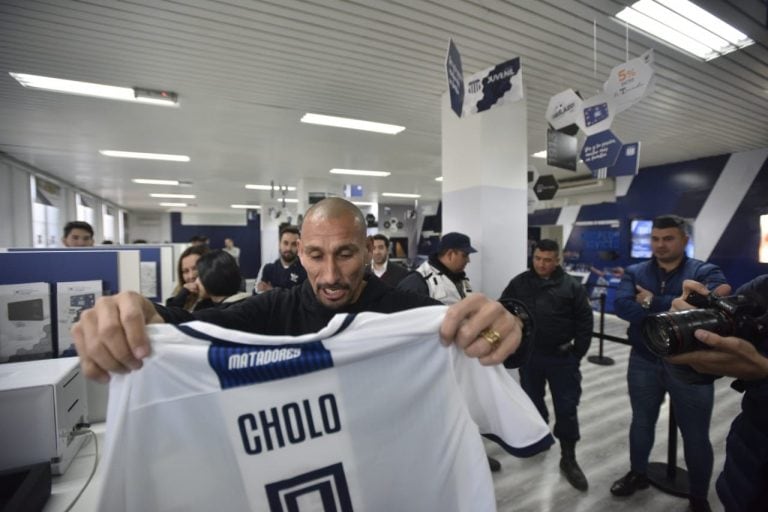 El Cholo Guiñazú fue a la sede de Talleres para retirar su carnet de socios y recibió el afecto de la gente.