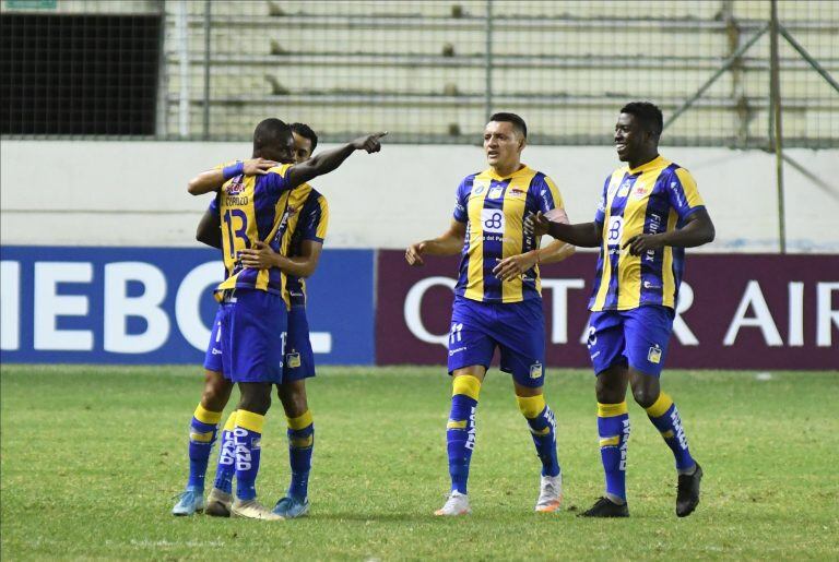 El jugador Janner Corozo de Delfín celebra un gol ante Defensa y Justicia en el estadio Jocay en Manta (Ecuador). EFE/Ariel Ochoa