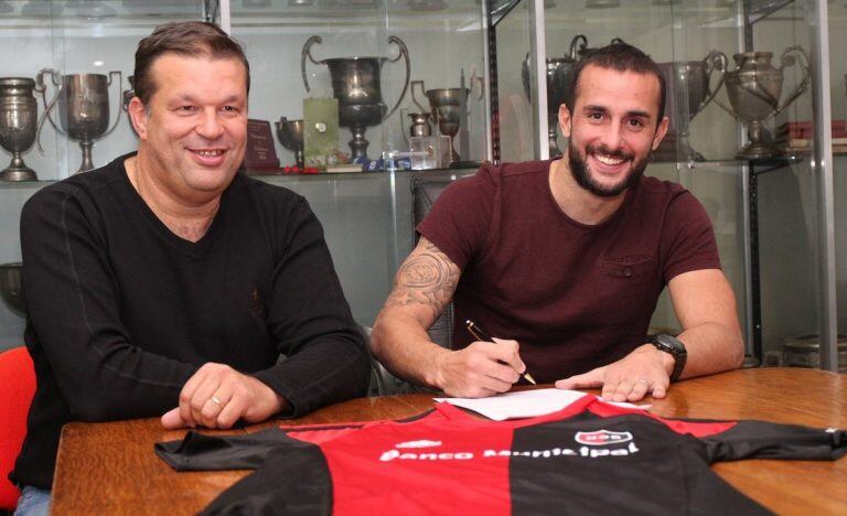 Juan José Concina presentó en Newell's al delantero Mauro Guevgeozián. (@canoboficial)