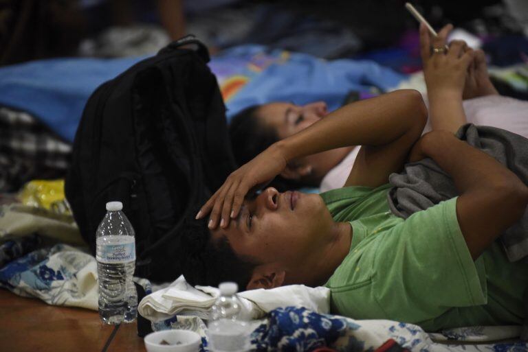 Uno de los heridos por la erupción del Volcán de Fuego en Guatemala reposa luego de ser atendido por los servicios médicos. / AFP PHOTO / Johan ORDONEZ