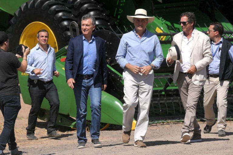 El presidente argentino, Mauricio Macri (izq.), recorre junto al ministro de Agroindustria, Luis Miguel Etchevehere, la muestra agropecuaria Expoagro en la localidad bonaerense de San Nicolás, a unos 200 kilómetros al noroeste de la capital, el 13/03/2018. Macri anunció una serie de medidas para socorrer a los productores agropecuarios afectados por la sequía, a la vez que renovó el vínculo del Gobierno con el sector rural. 
(Vinculado al texto de dpa "Anuncian medidas para agricultores afectados por sequía en Argentina") Foto: Julian Alvarez/telam/dpa +++ dpa-fotografia +++