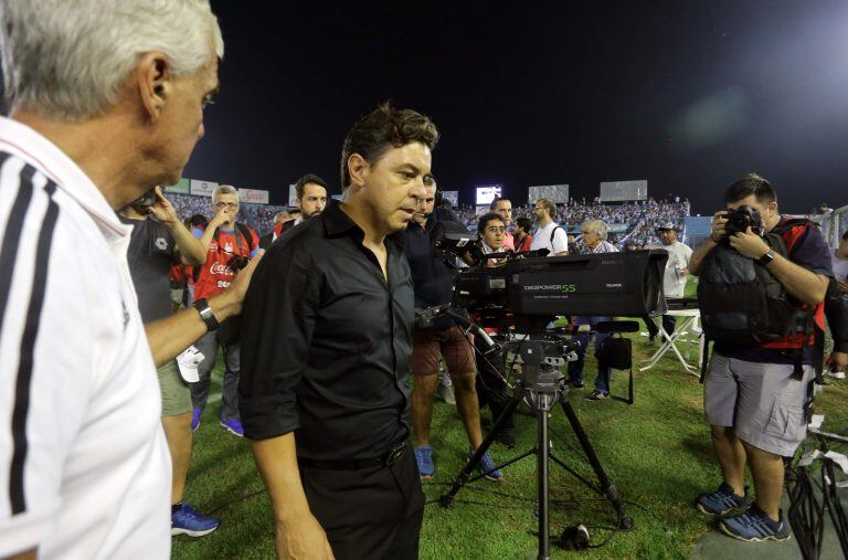 Marcelo Gallardo se retira decepcionado por perder el campeonato (Photo by Walter Monteros / AFP)