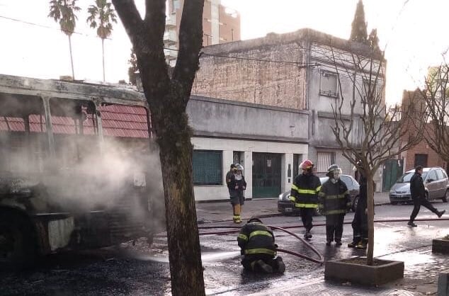 Trabajaron los bomberos pero los daños fueron totales.