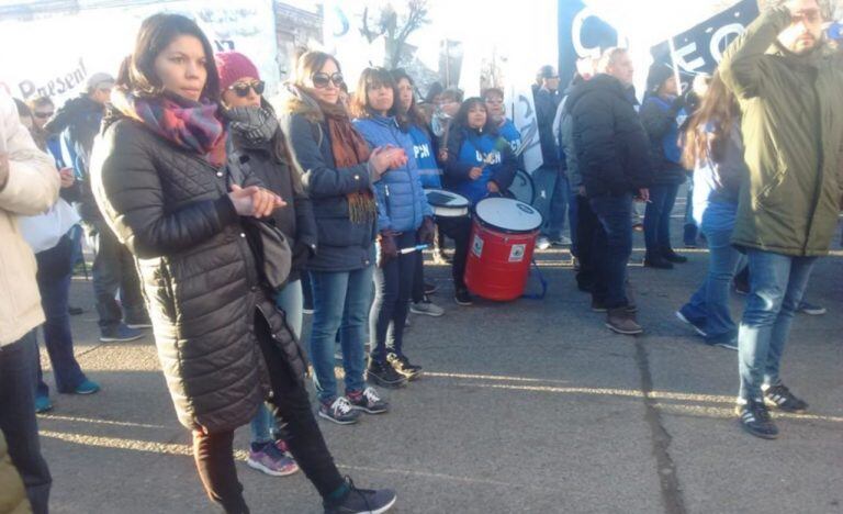 Al pedido de la UOCRA se sumaron todos los gremios estatales a quienes también les deben pagos.