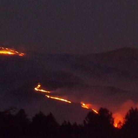 El fuego es incontrolable en Villa Giardino.