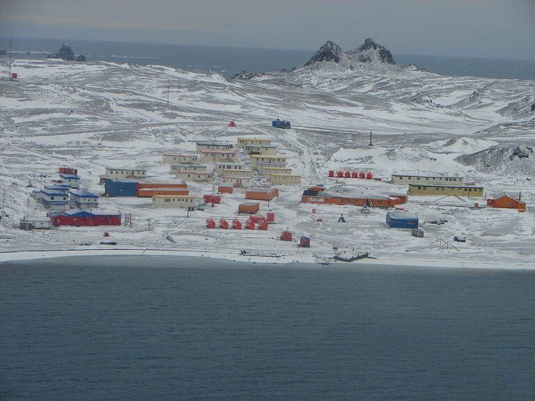 Bahía Guardia Nacional, Isla 25 de mayo, Antártida. En esta isla pertenenciente al Archipélago Shetland de Sur, conviven personas de diferentes nacionalidades. (Argentina, Perú, Chile, Polonia, Brasil, China, Corea del Sur, Rusia, Uruguay y República Checa).